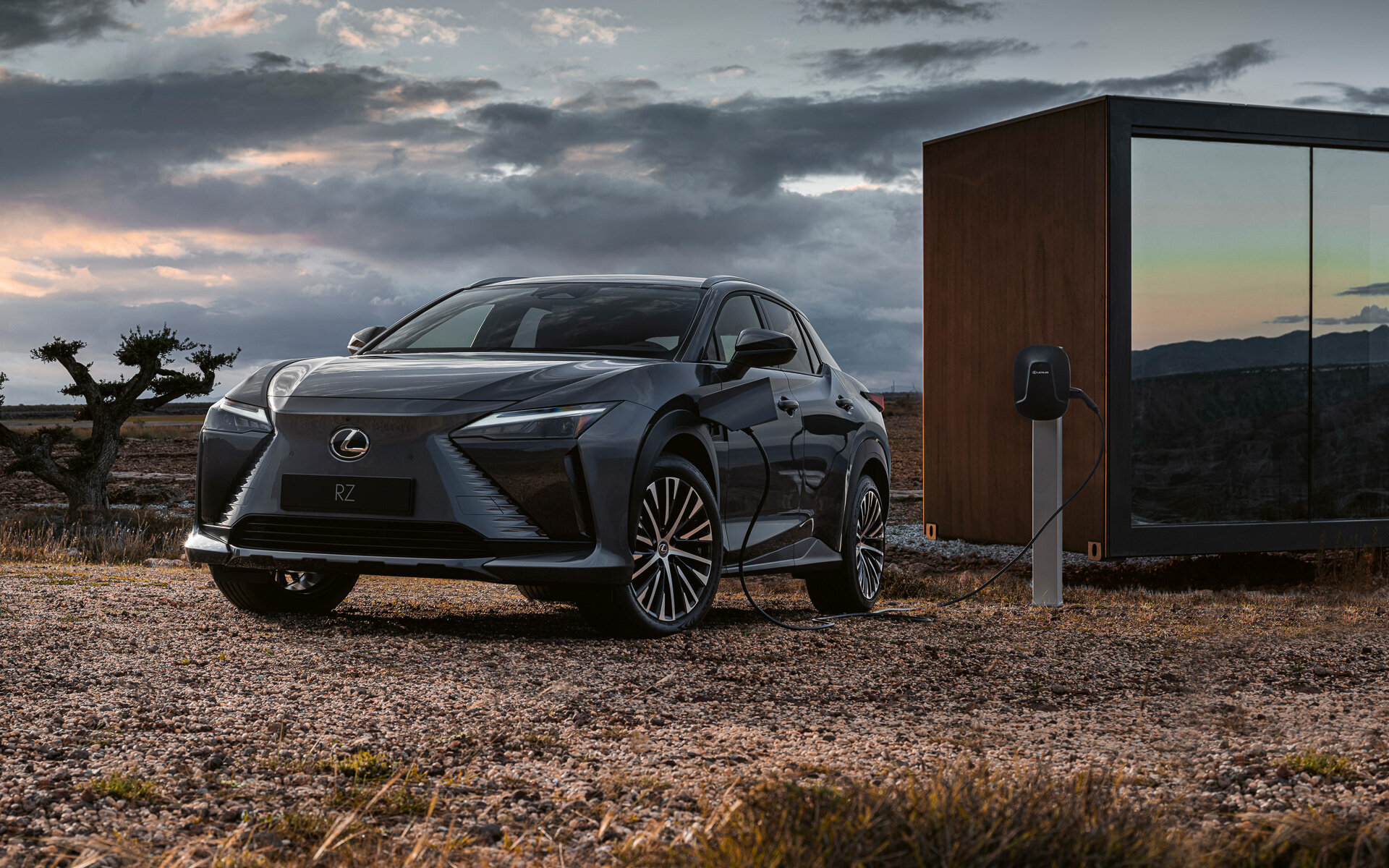 Lexus представил электрический кроссовер RZ