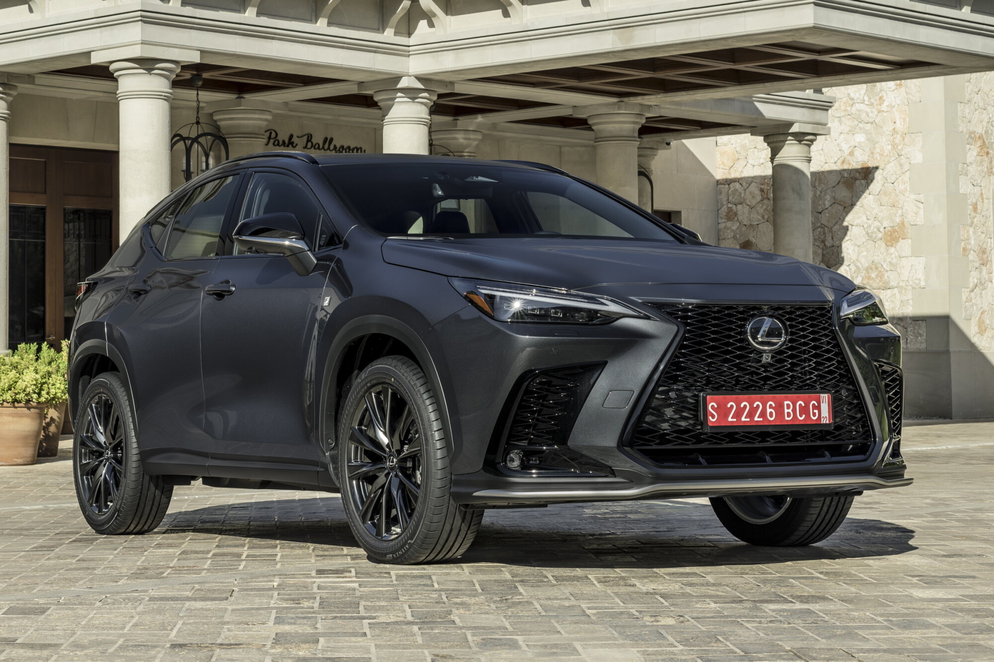 Lexus раскрыл цены на новый кроссовер NX