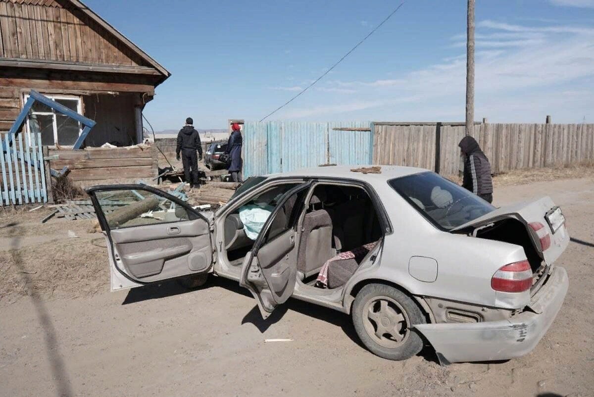 В Бурятии старая Тойота влетела в жилой дом и застряла в нем (ВИДЕО)