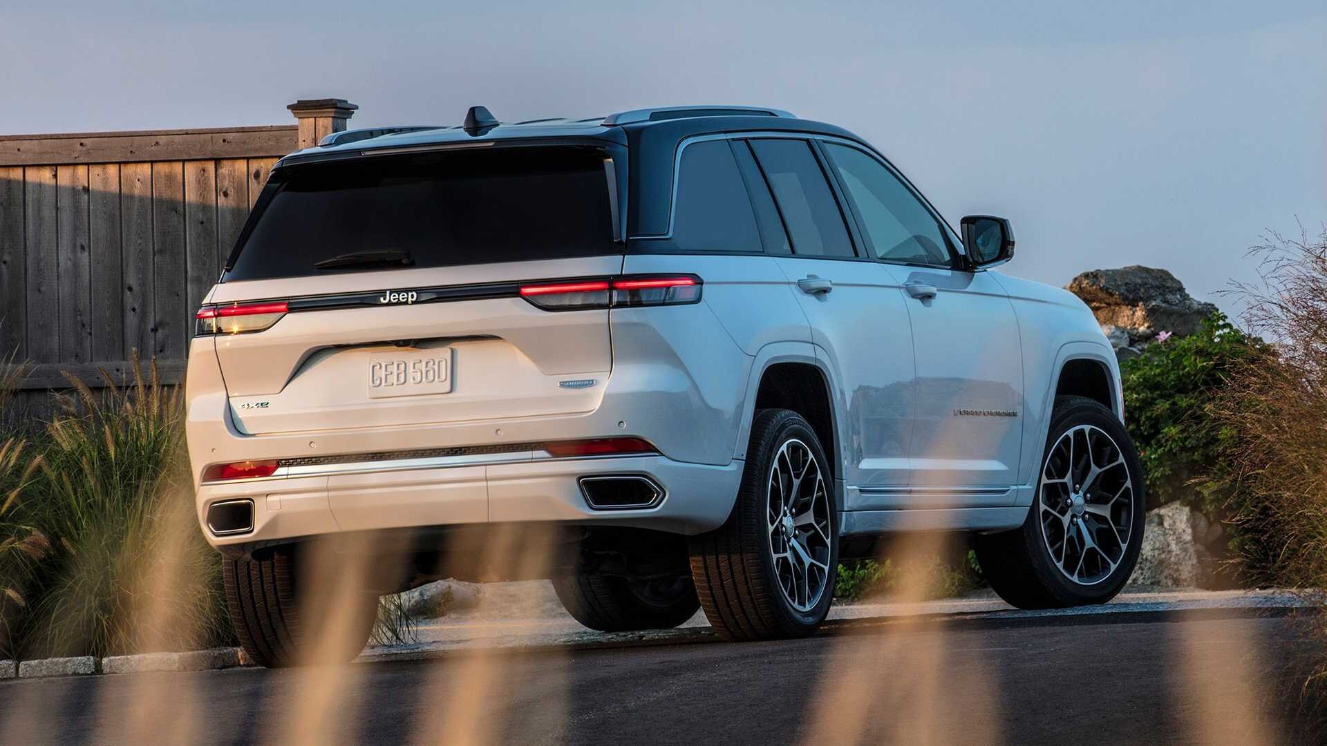 Jeep представил пятиместный Grand Cherokee нового поколения: его можно подключать к розетке