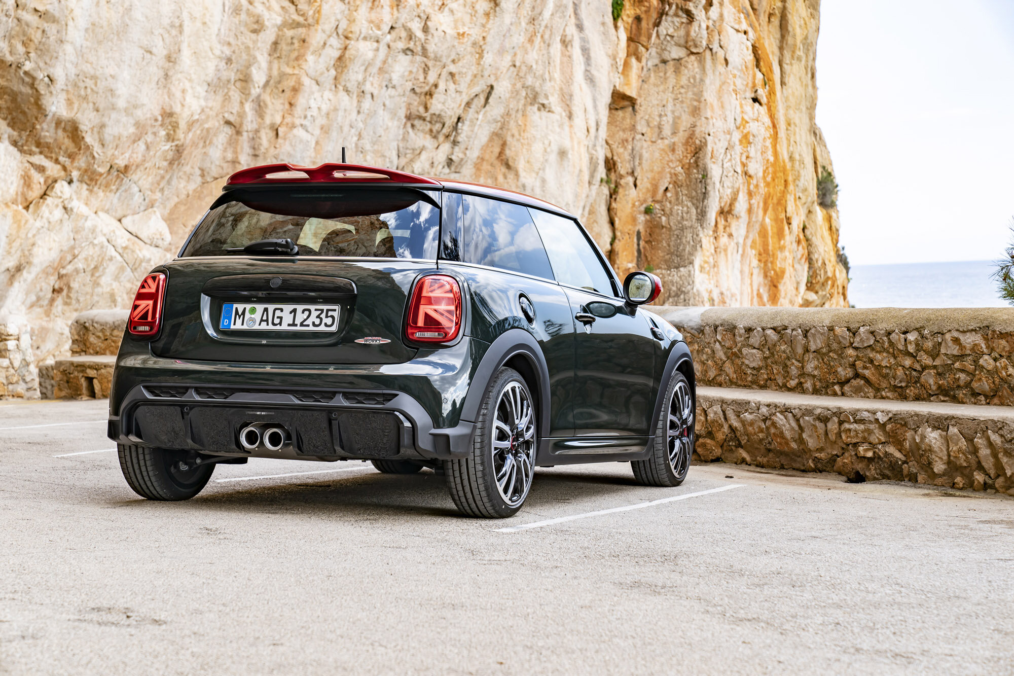 Mini представила рестайлинговый хот-хэтч John Cooper Works: от 2 750 000 рублей