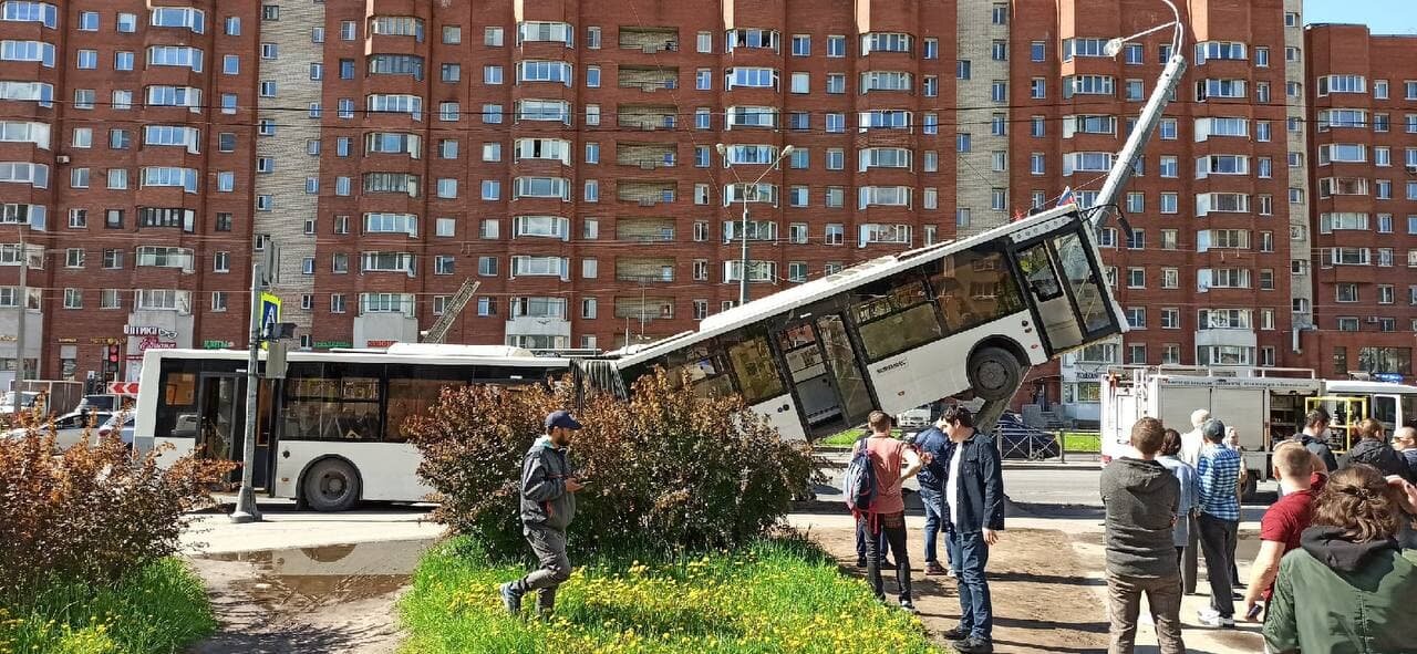 Автобус-гармошка взобрался на фонарный столб в Петербурге (ФОТО, ВИДЕО)