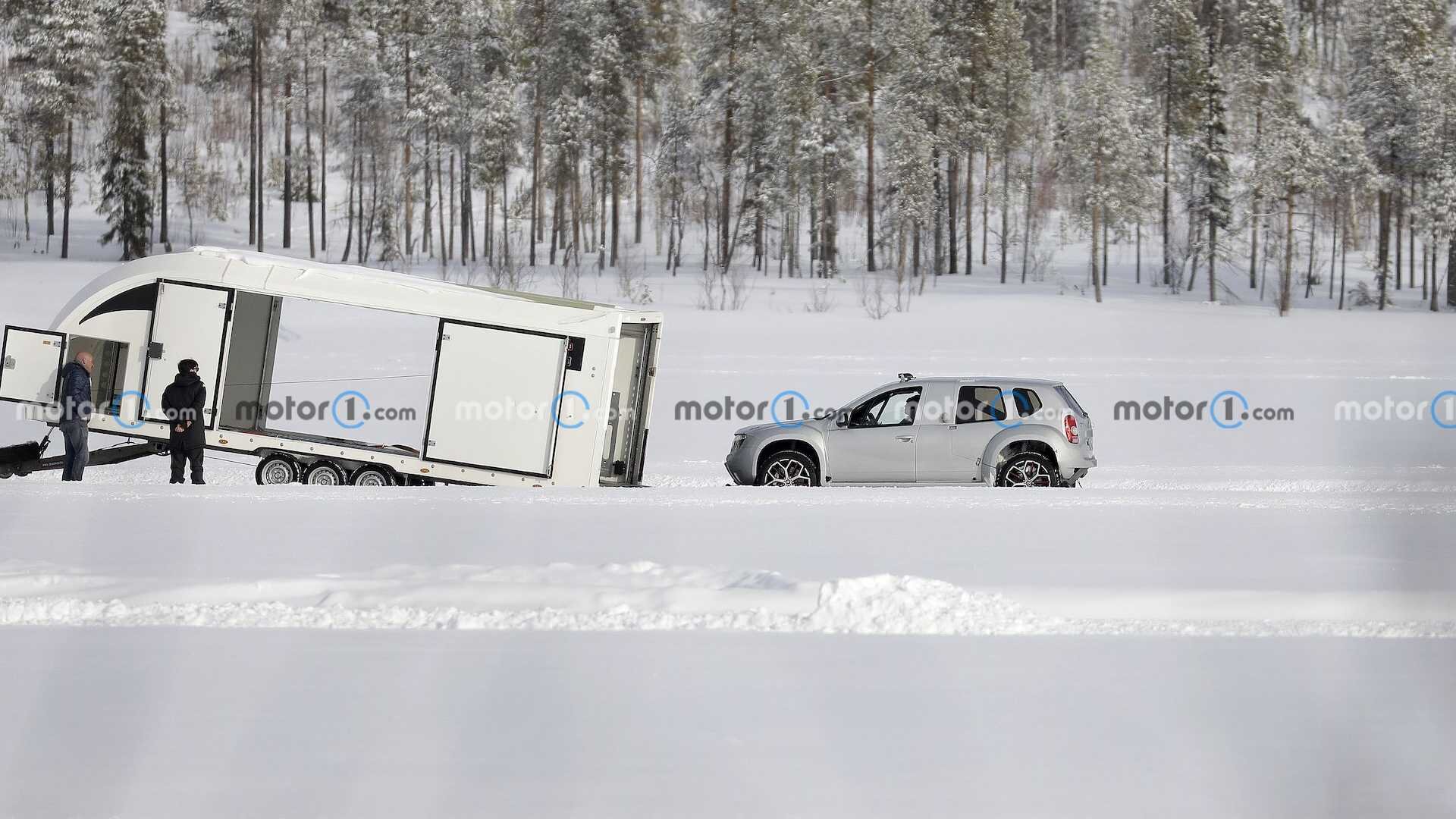 Renault тестирует новый электрокроссовер под кузовом старого Duster