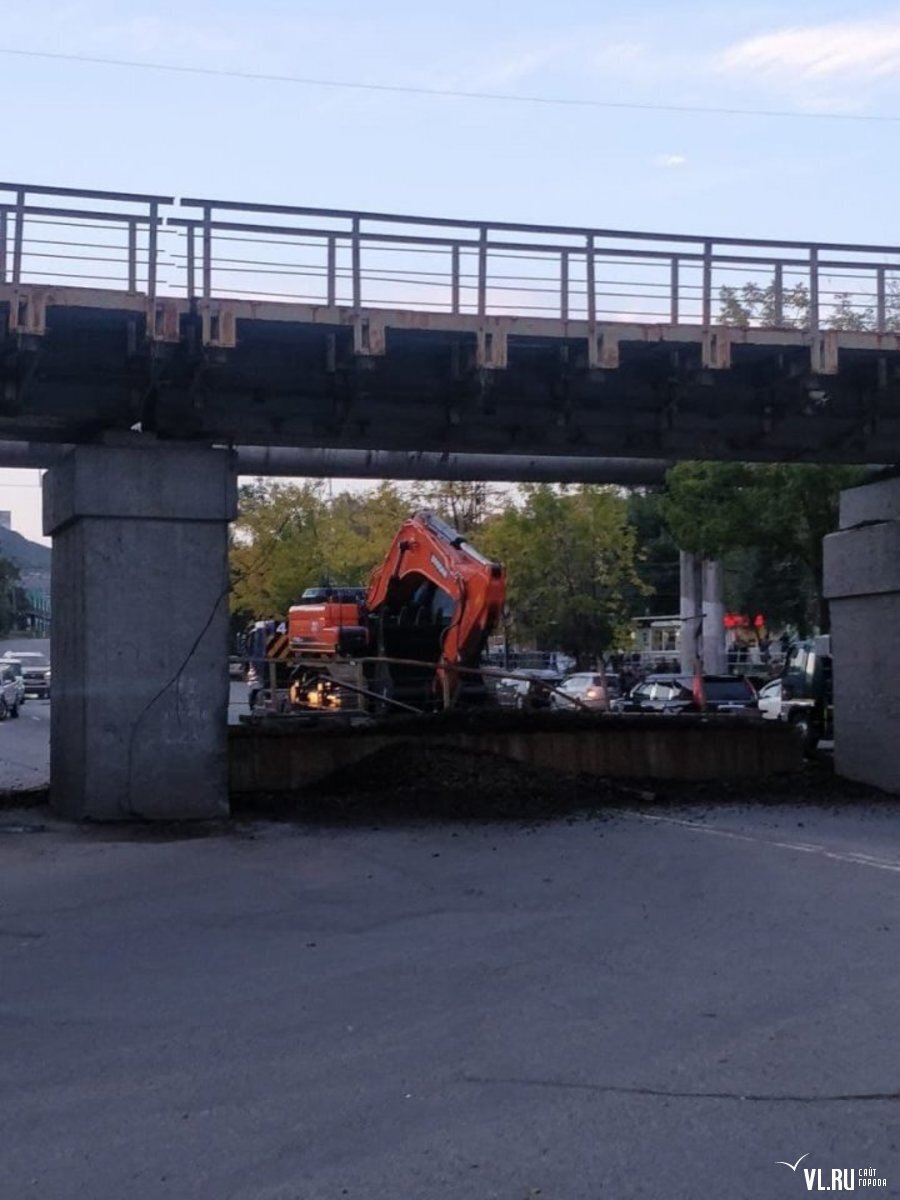 Во Владивостоке на автодорогу рухнула часть моста (ФОТО и ВИДЕО)