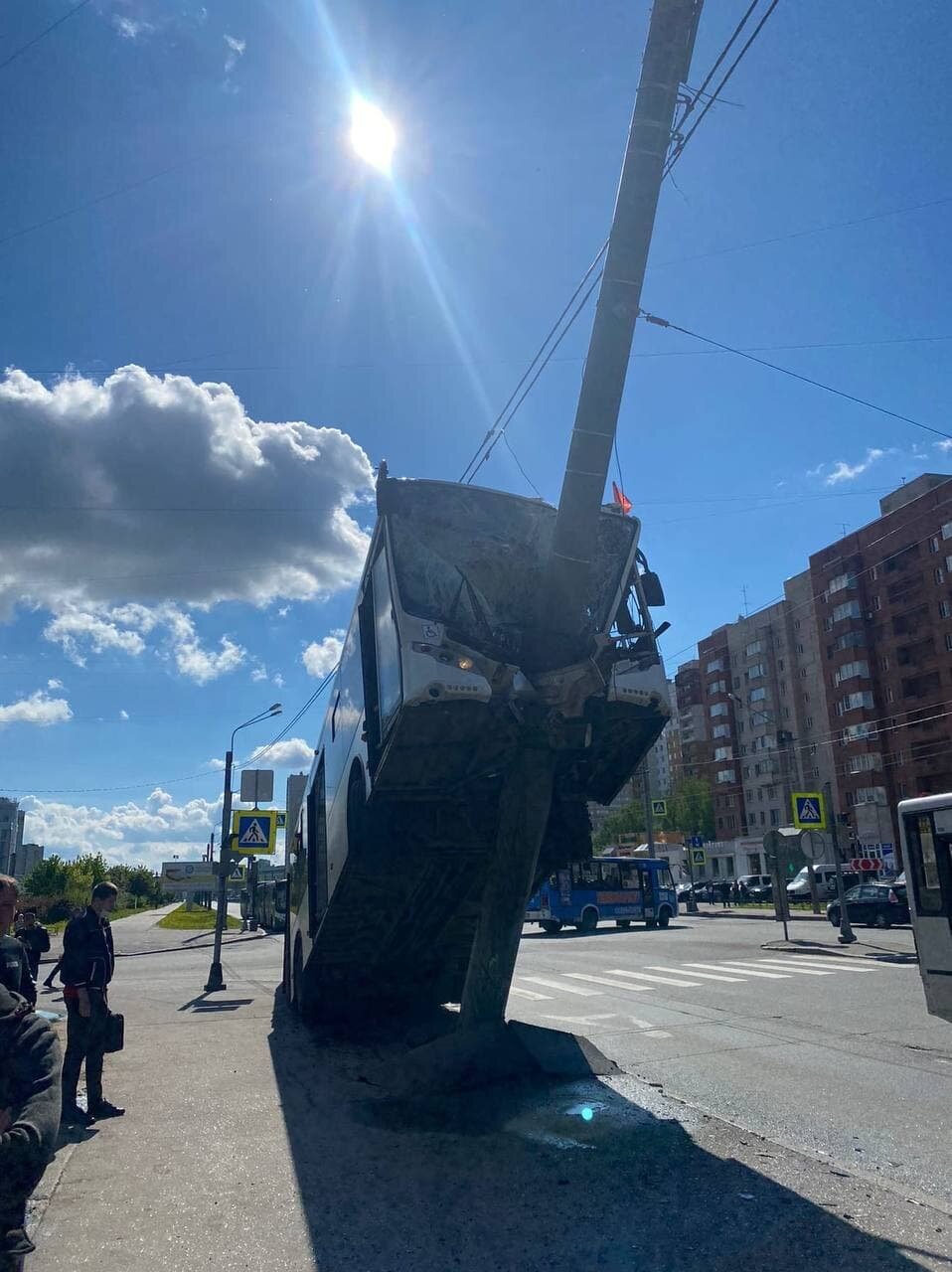 Автобус-гармошка взобрался на фонарный столб в Петербурге (ФОТО, ВИДЕО)