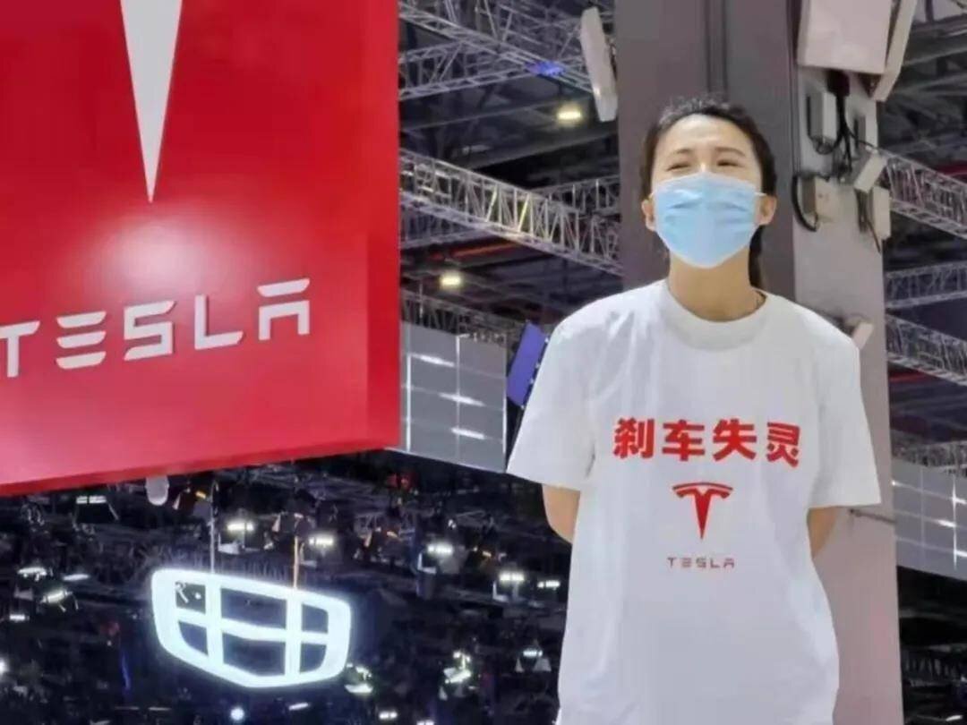 Китайские владельцы Tesla начали устанавливать видеорегистраторы для педали тормоза