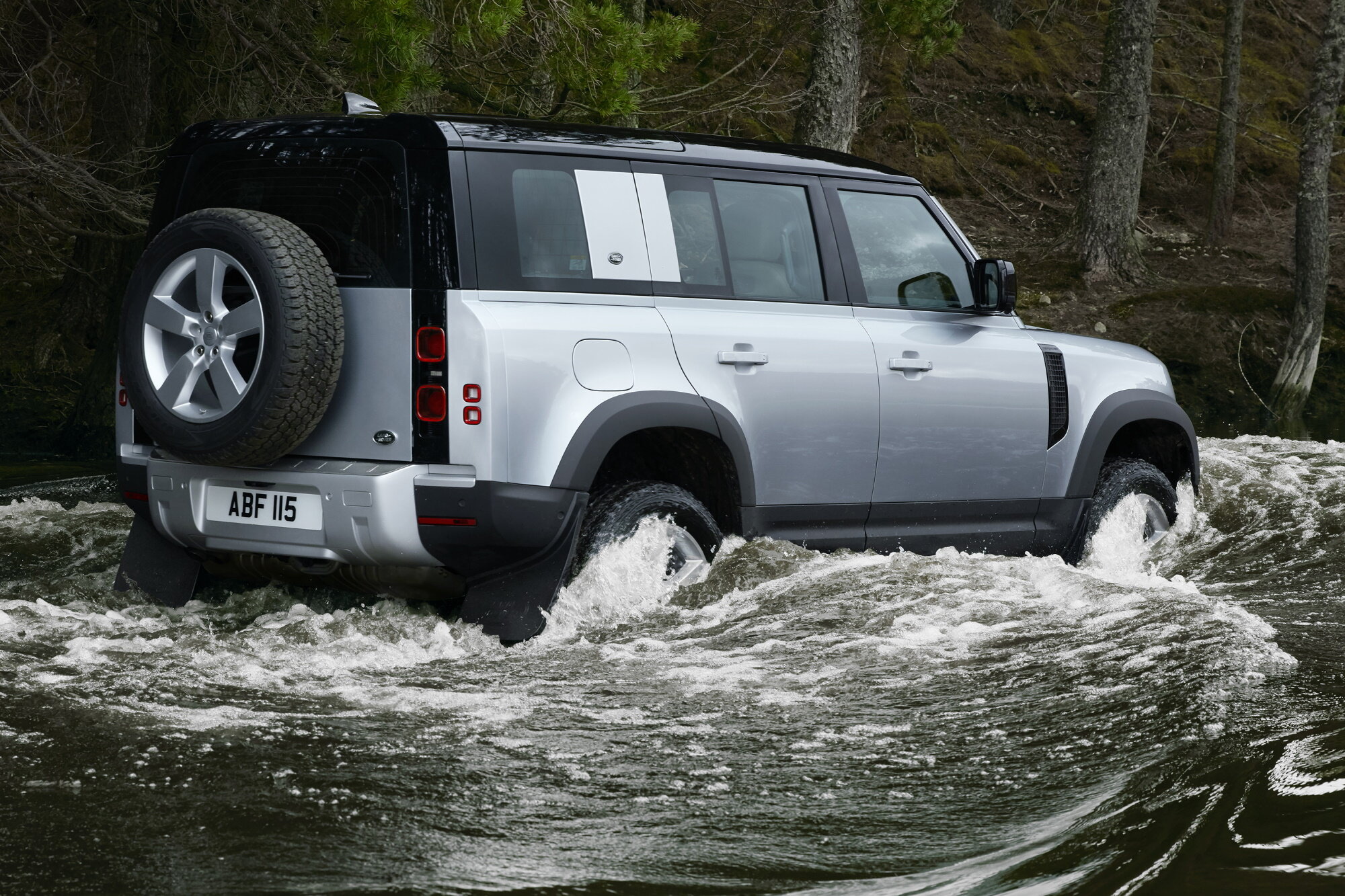 Раскрыта внешность восьмиместного внедорожника Land Rover Defender 130