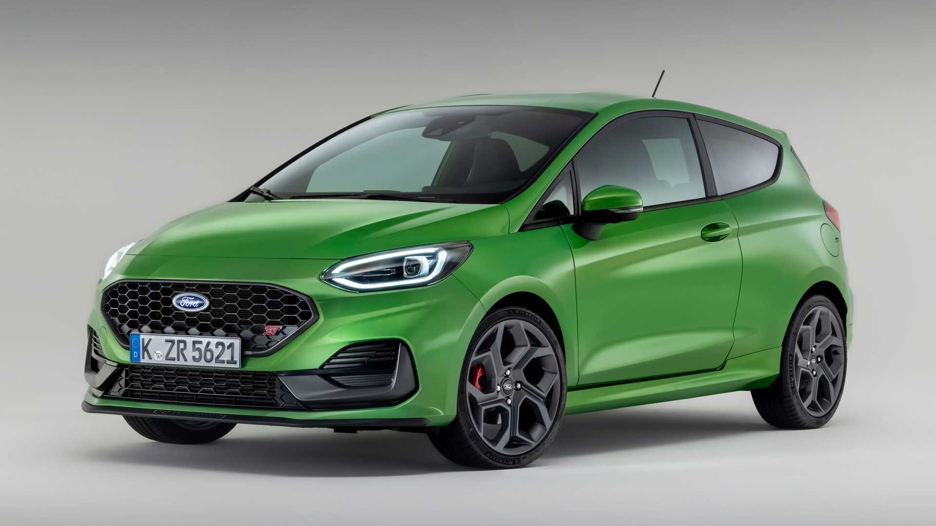 Ford Fiesta после рестайлинга уже в базе оснащается светодиодными фарами