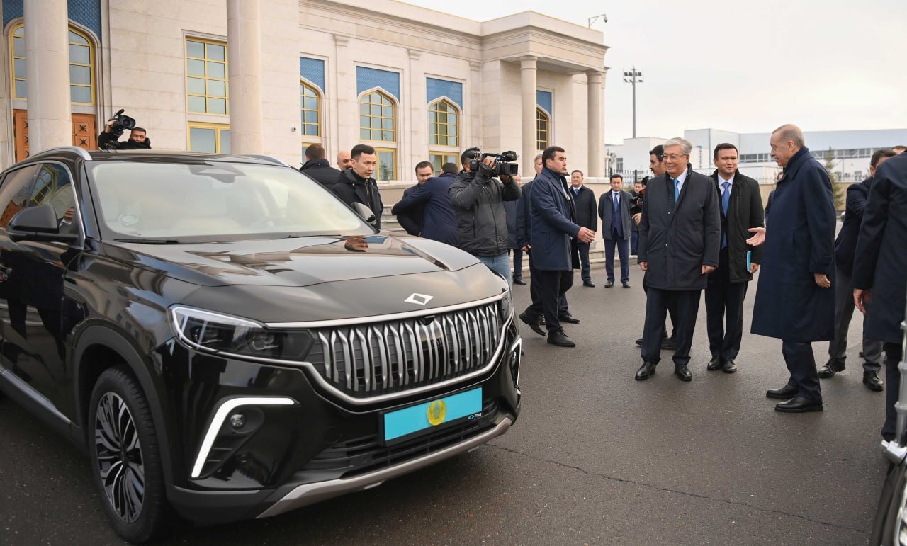 Президенту Казахстана подарили турецкий электромобиль