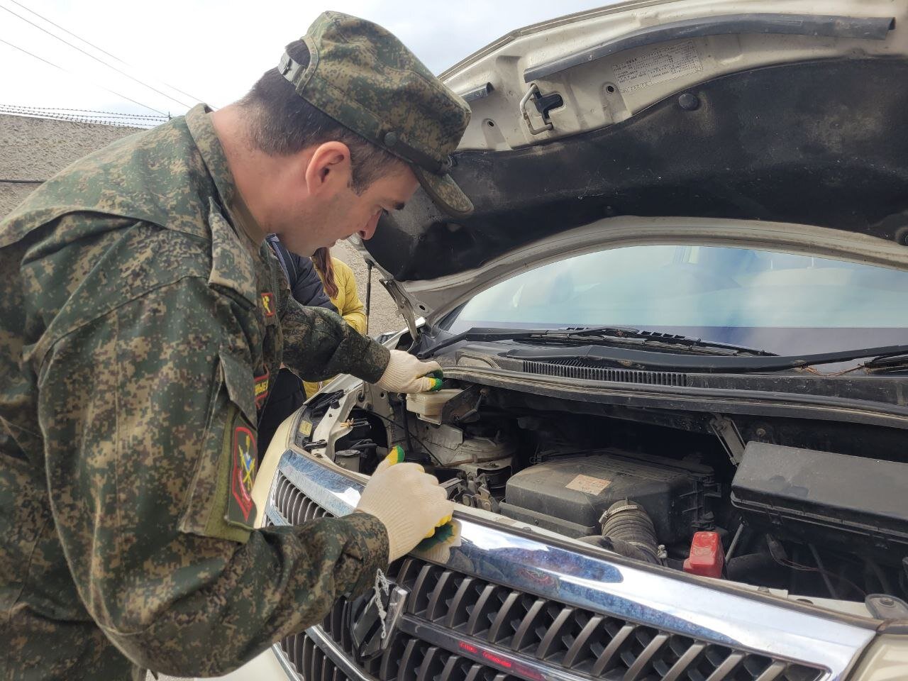 Таможенники передали на фронт ввезенные с нарушениями автомобили