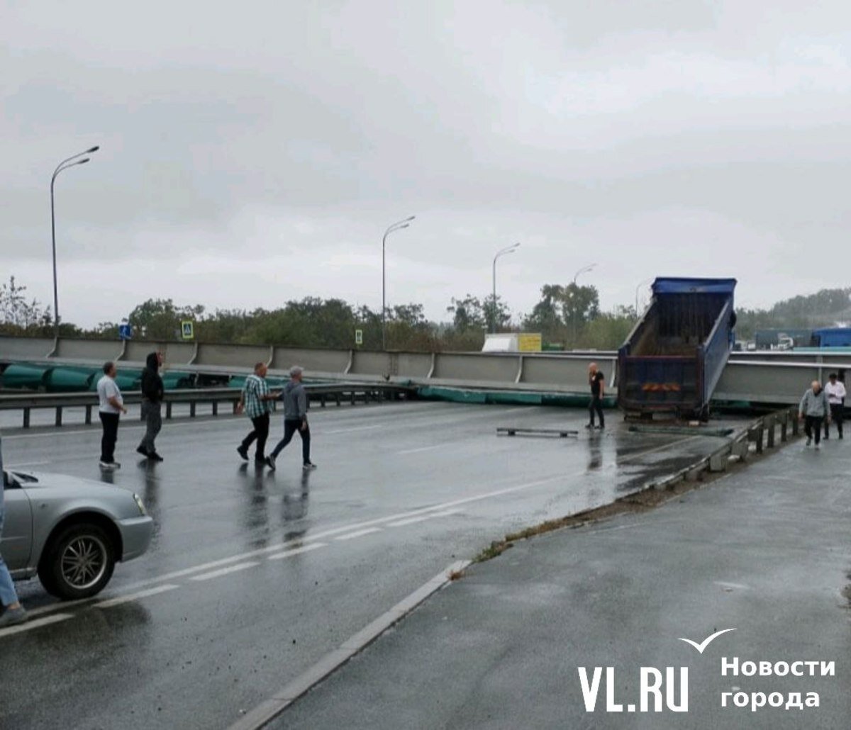 ВИДЕО: виадук рухнул на трассу под Владивостоком из-за незадачливого шофера