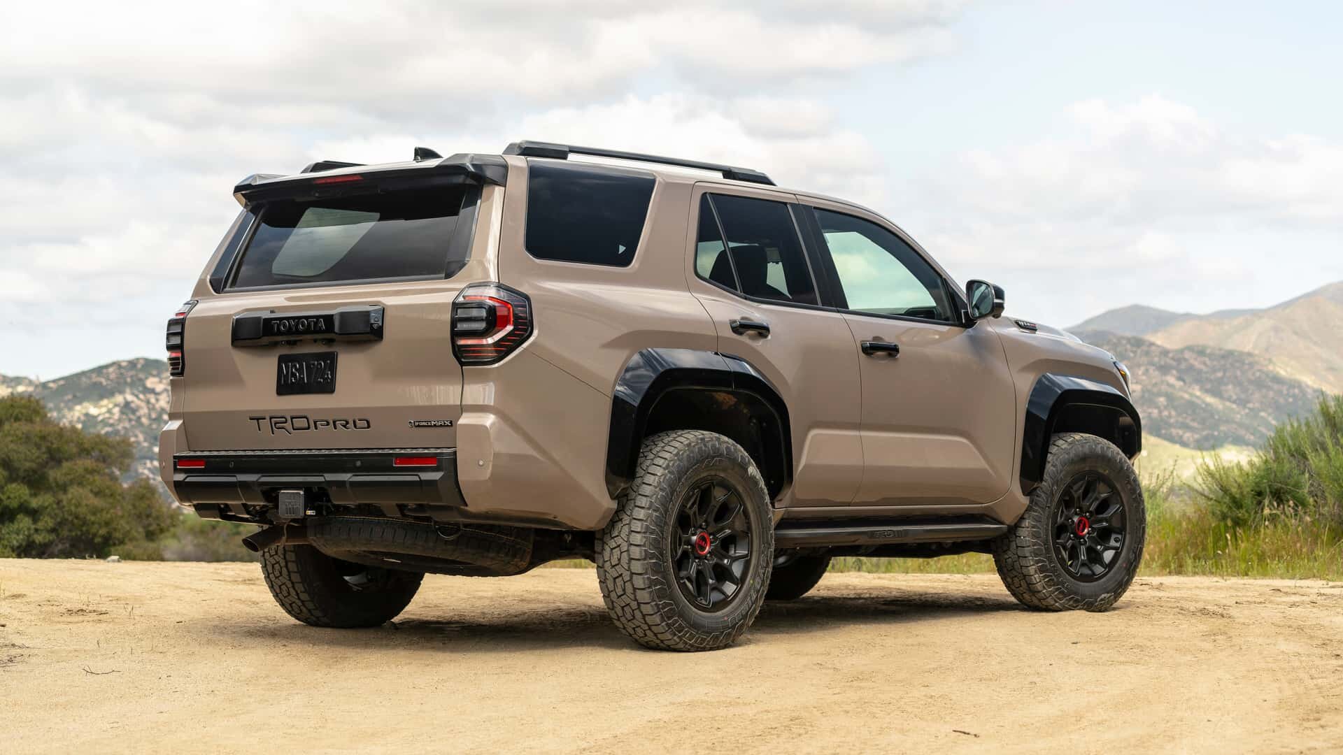 У новой Toyota 4Runner брутальный стиль с ретромотивами