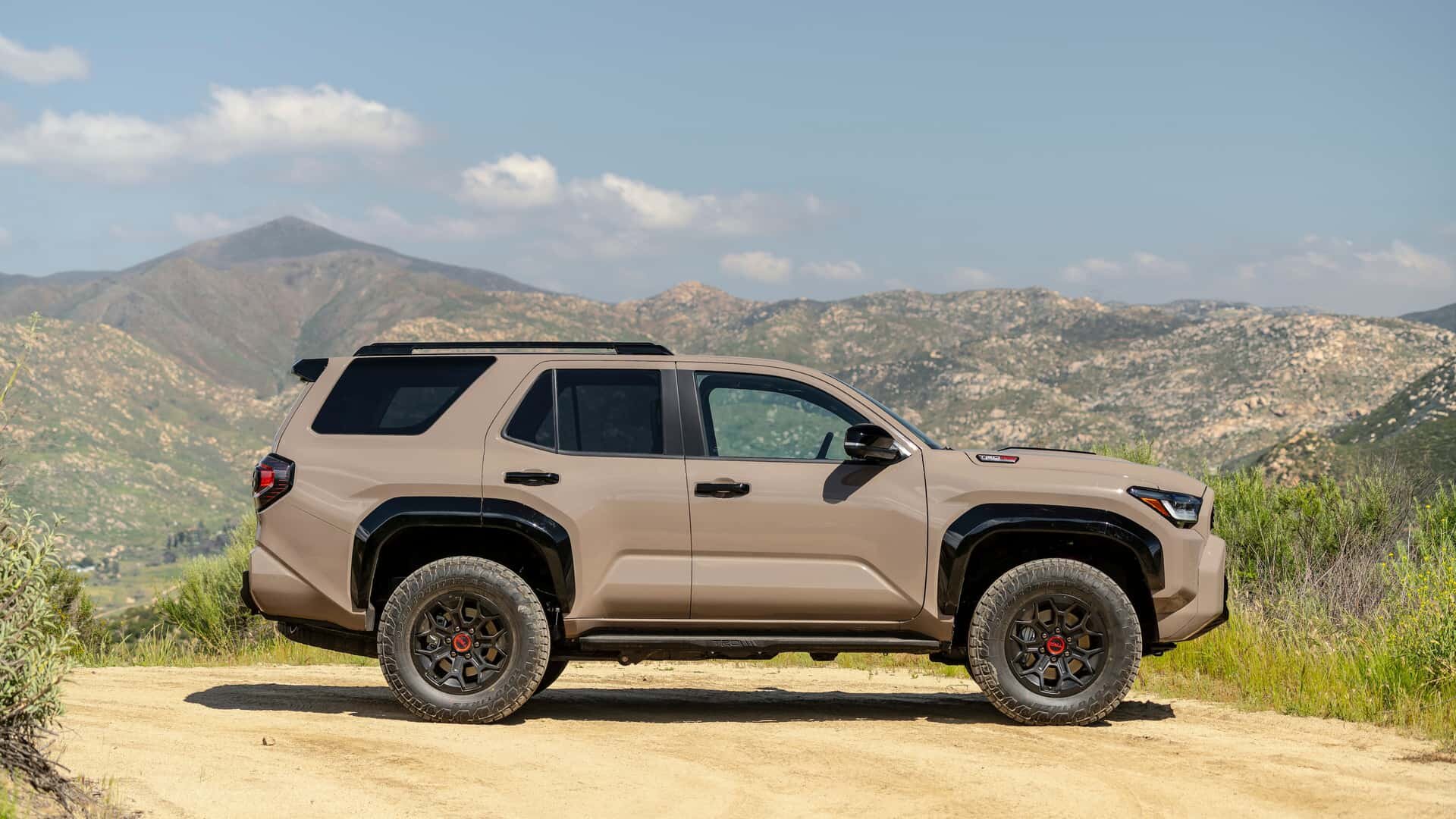 У новой Toyota 4Runner брутальный стиль с ретромотивами