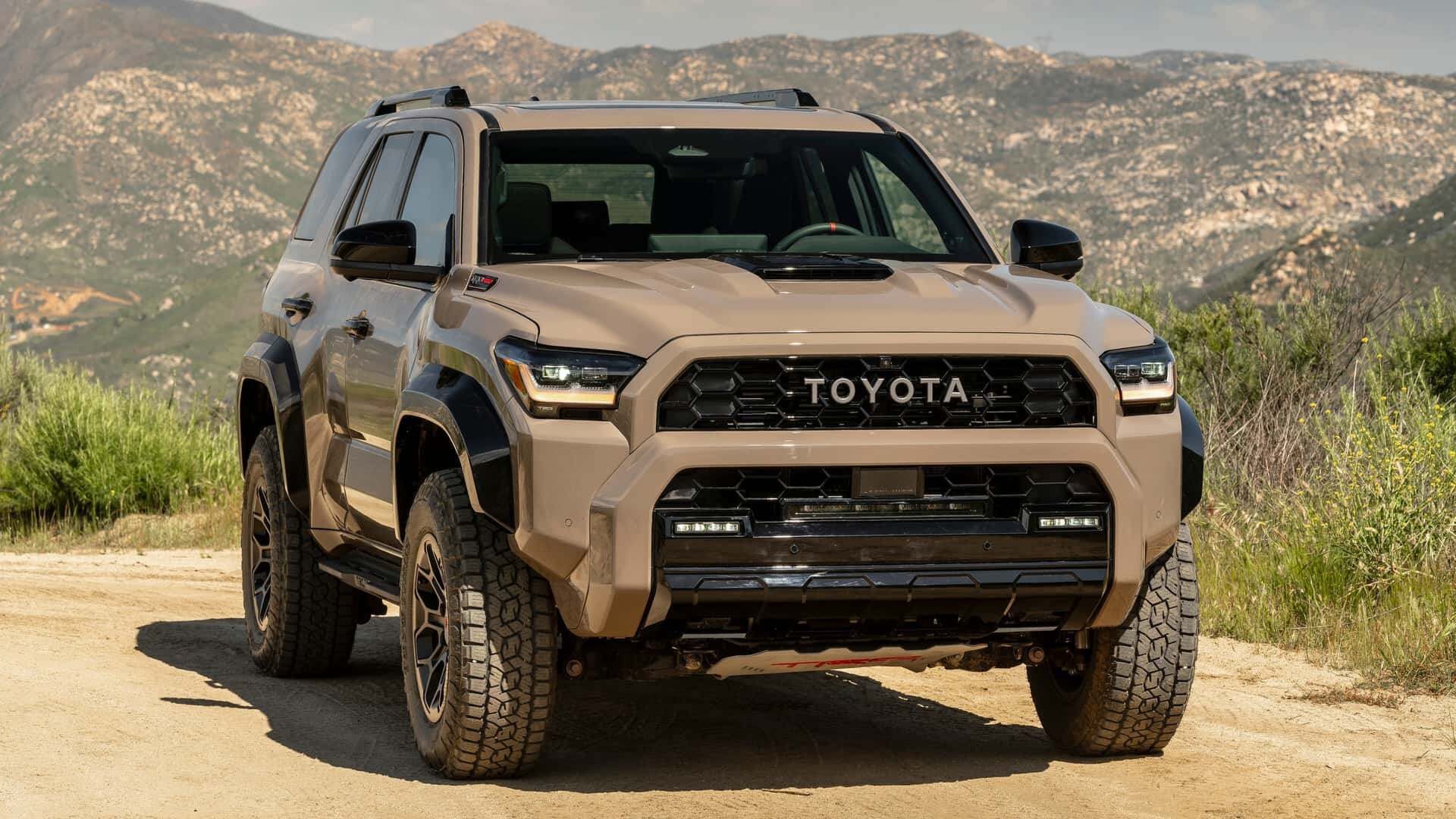 У новой Toyota 4Runner брутальный стиль с ретромотивами