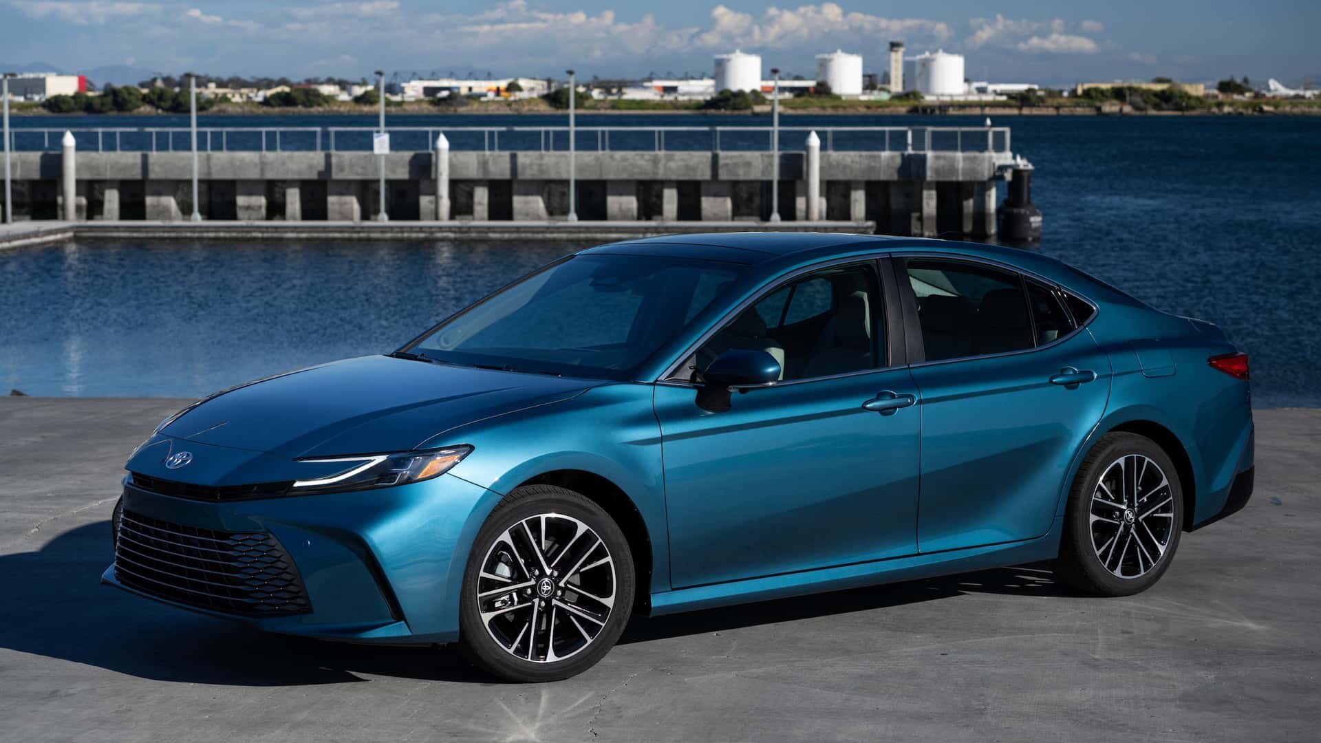 В США начали продавать новую Toyota Camry