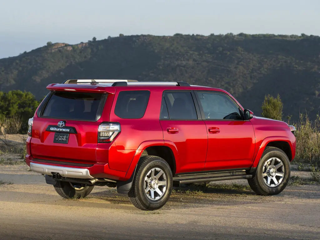 У новой Toyota 4Runner брутальный стиль с ретромотивами