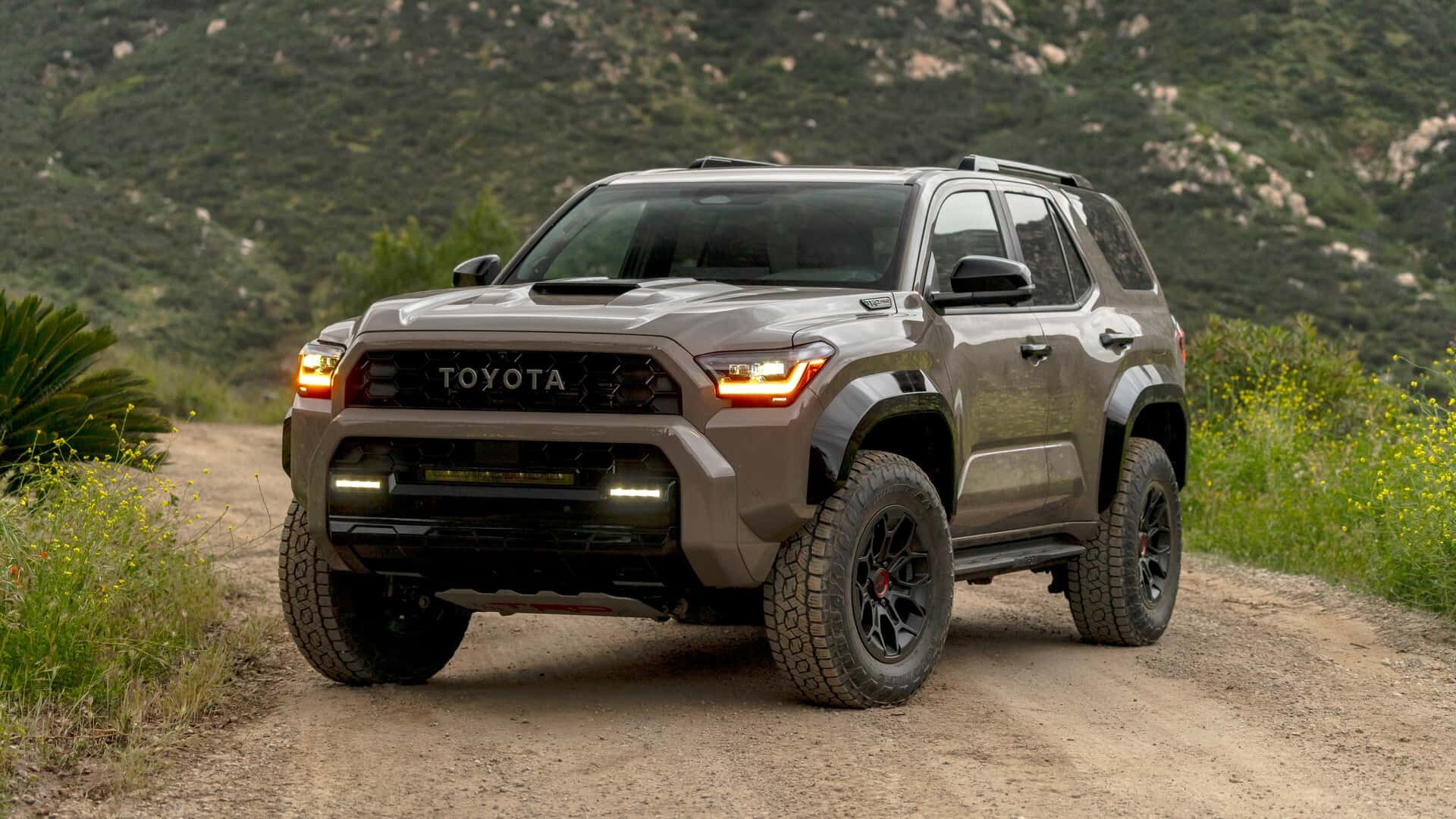 У новой Toyota 4Runner брутальный стиль с ретромотивами