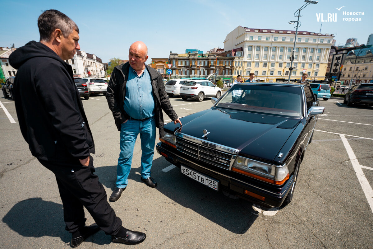 Во Владивостоке прошел слет любителей классического правого руля