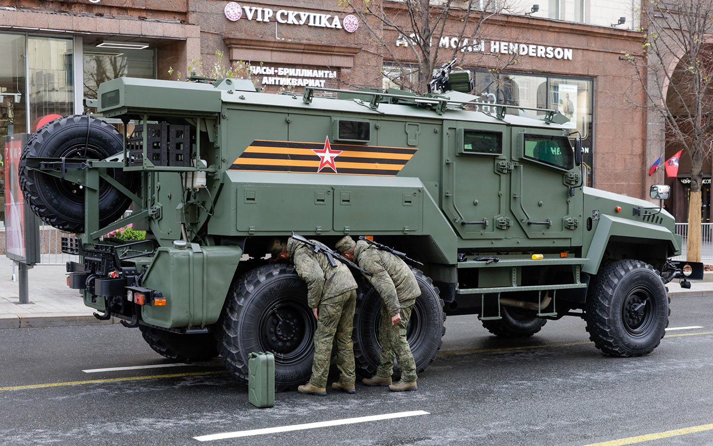 Россия. Москва. Бронеавтомобиль З-СТС &laquo;Ахмат&raquo; во время передислокации военной техники перед началом генеральной репетиции парада, посвященного 79-й годовщине Победы в Великой Отечественной войне, на Красной площади, 5 мая 2024 года