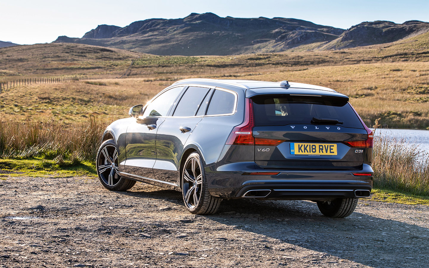 Объем багажника Volvo V60 под шторку &mdash; 529 л. Если сложить задние сиденья &mdash; 841