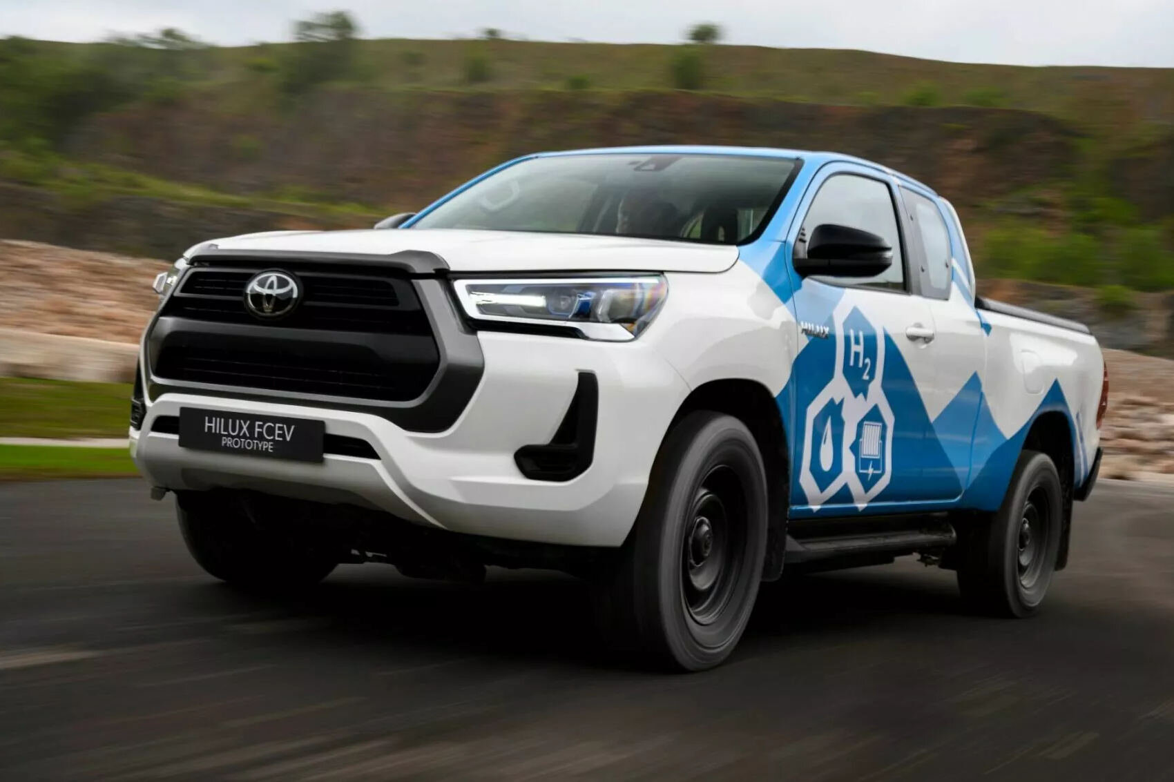 Toyota испытывает водородный Hilux