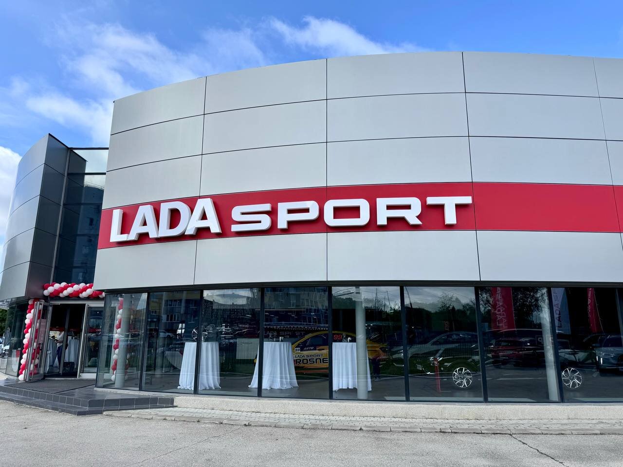 В Тольятти открыли флагманский автосалон Lada Sport