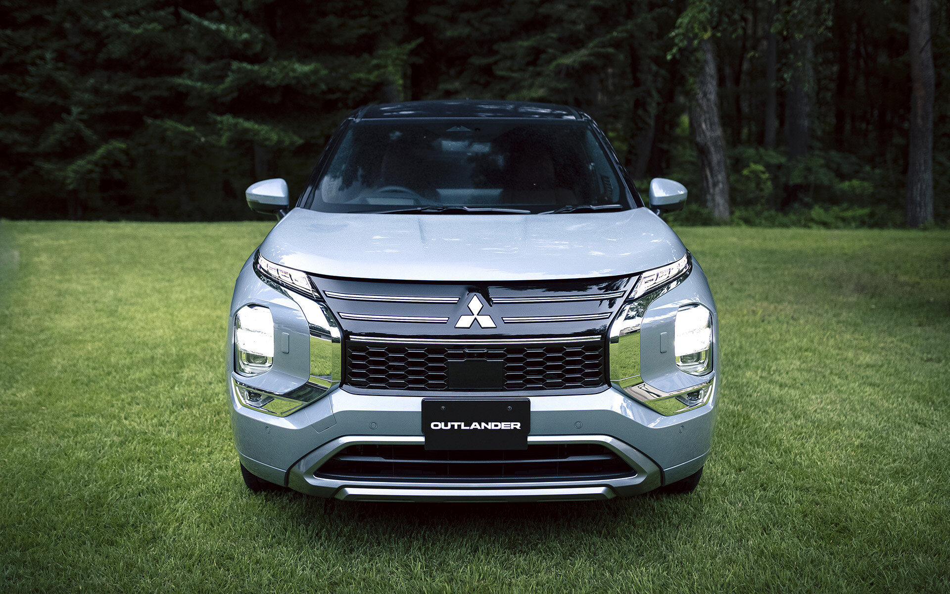 Обновленный гибрид Mitsubishi Outlander PHEV в Японии пользуется бешеным спросом