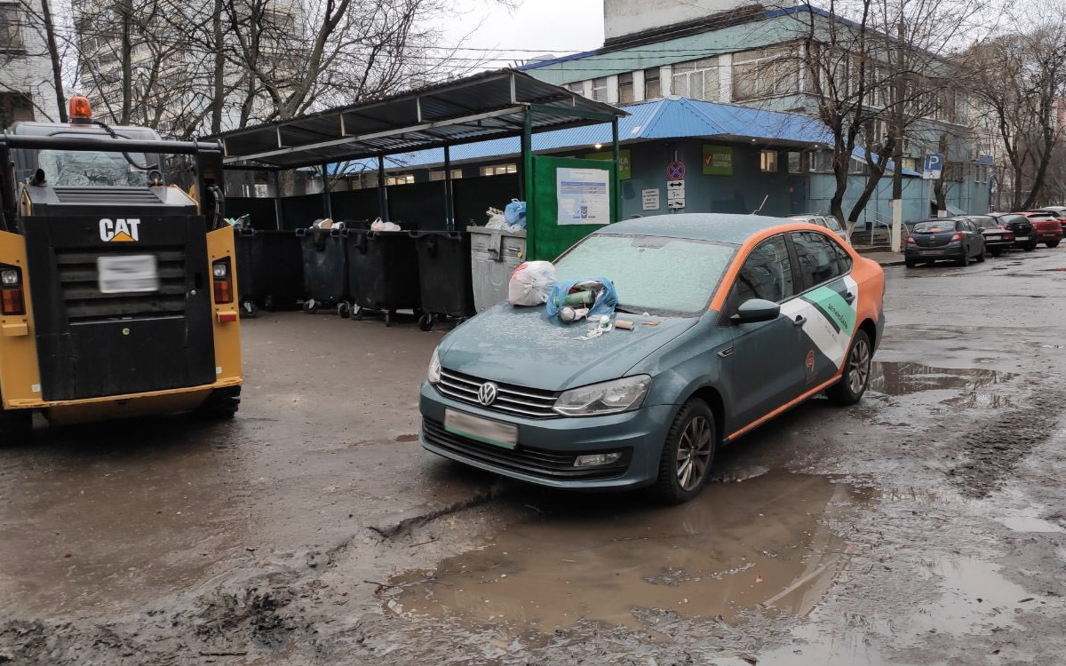 Если автомобиль припаркован ближе&nbsp;чем на 5 м от мусорных баков, это не только грозит штрафом, но и эвакуацией транспорта